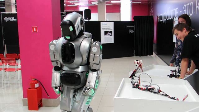 Нападение робота на человека. смотреть онлайн