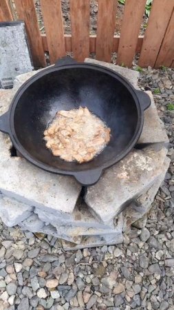 Шкварчит мясцо в казане
