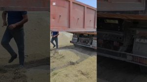 Продолжаю привозить машины с каменной крошкой для засыпки земли