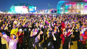 열광하는 뚜벅뚜벅축제! 엄청난 인파 몰린 반포대교 무지개 분수, 매주 일요일 6월 22일 까지. 잠수교 통제, 반포대교 달빛 무지개 분수, 서울 트래블 워커