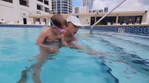 Как научить плавать ребенка в три года. Уроки плавания