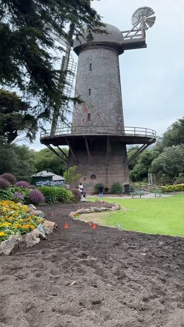 Голландская ветряная мельница на западной окраине па? смотреть онлайн