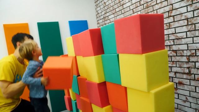 Роботы Трансформеры строят башню. Видео игры для мальчиков. Мегатрон и бластер Нерф.