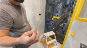 Заполняем 45 угол плитки эпоксидным клеем