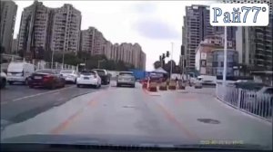 Кран опрокинулся на проезжую часть в Китае