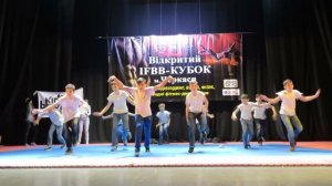 Парни прикольно танцуют