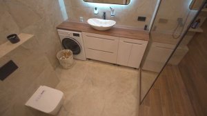 Бежевый керамогранит в ванной комнате