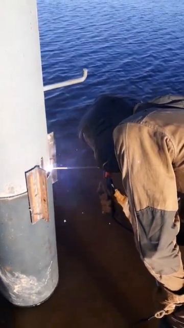 Сварка с нарушение Техники безопасности! не повторять смотреть онлайн