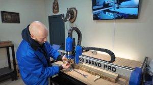 Делаем адресную табличку из дерева. Фрезерный станок R