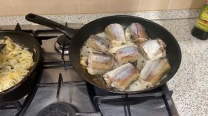 Рыба тушеная под овощами. Минтай с луком и морковью