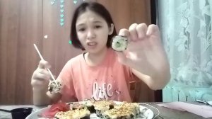 Мукбанк кушаю суши роллы это просто пипец😠
