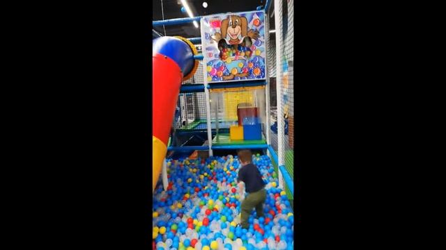 Мастер Макс посещает батутный центр смотреть онлайн