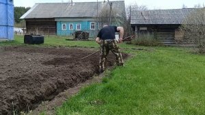 pro.hozyaistvo Как легко разровнять пашню под грядки? Граблями!