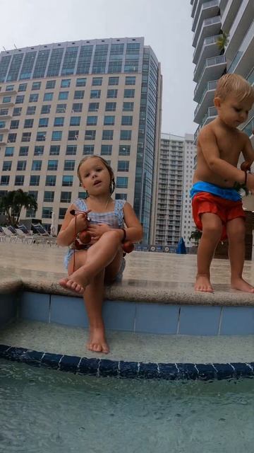 Детское смешное видео в бассейне! Моменты в бассейне #f смотреть онлайн