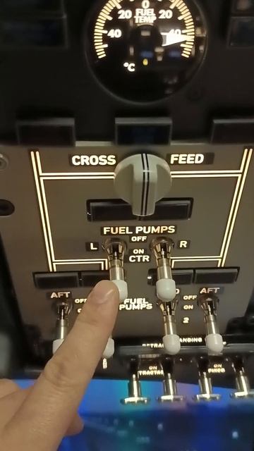 Панель управления топливной системой самолёта Boeing 737-8 смотреть онлайн