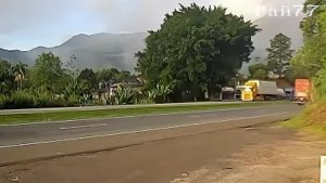 Сокрушительное столкновение трёх фур попало на видео в Бразилии