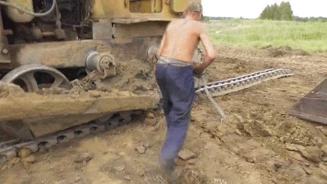 Большая неприятность – слетела  гусеница бульдозера.   26. 07. 2017