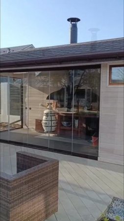 Безрамное подвижное остекление беседки