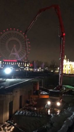 Подаем бетон на объекте в центре ночной Москвы