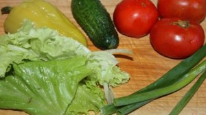 Овощной салат с печеным перцем и сыром