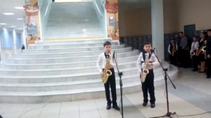 Дуэт саксофонов.