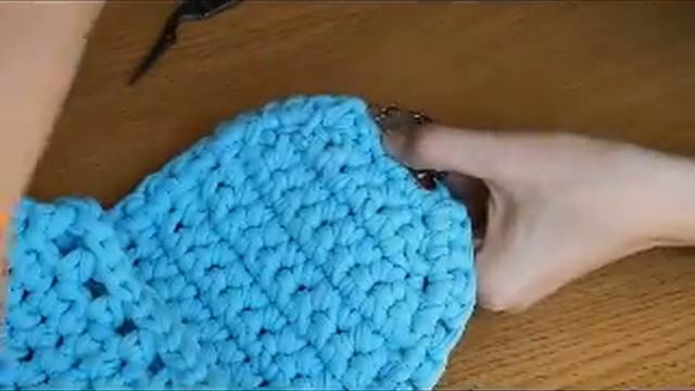 Установка портфельного замочка на рюкзак из трикотажной пряжи смотреть онлайн