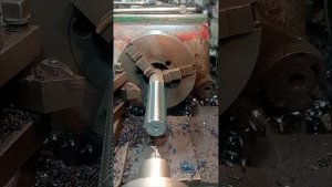 Нарезка резьбы резцом М-42 на токарном станке.