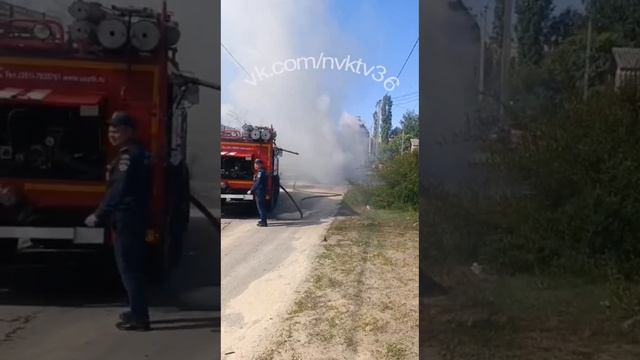 СГОРЕЛ НА ДОРОГЕ: по улице Свободы в Нововоронеже сгорел автомобиль.