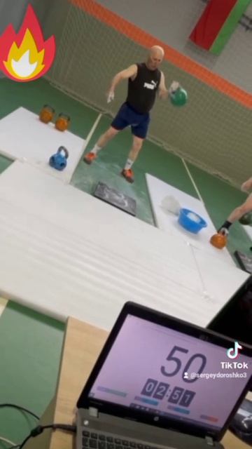 В 63 года мужик поднял гирю весом 24 кг 95 подьемов, это пр смотреть онлайн