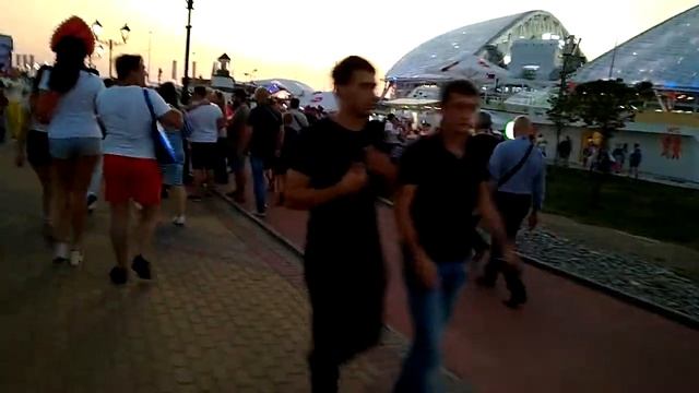 На набережной около Фишт-Арены в день матча Россия -  Хорватия. СОЧИ смотреть онлайн