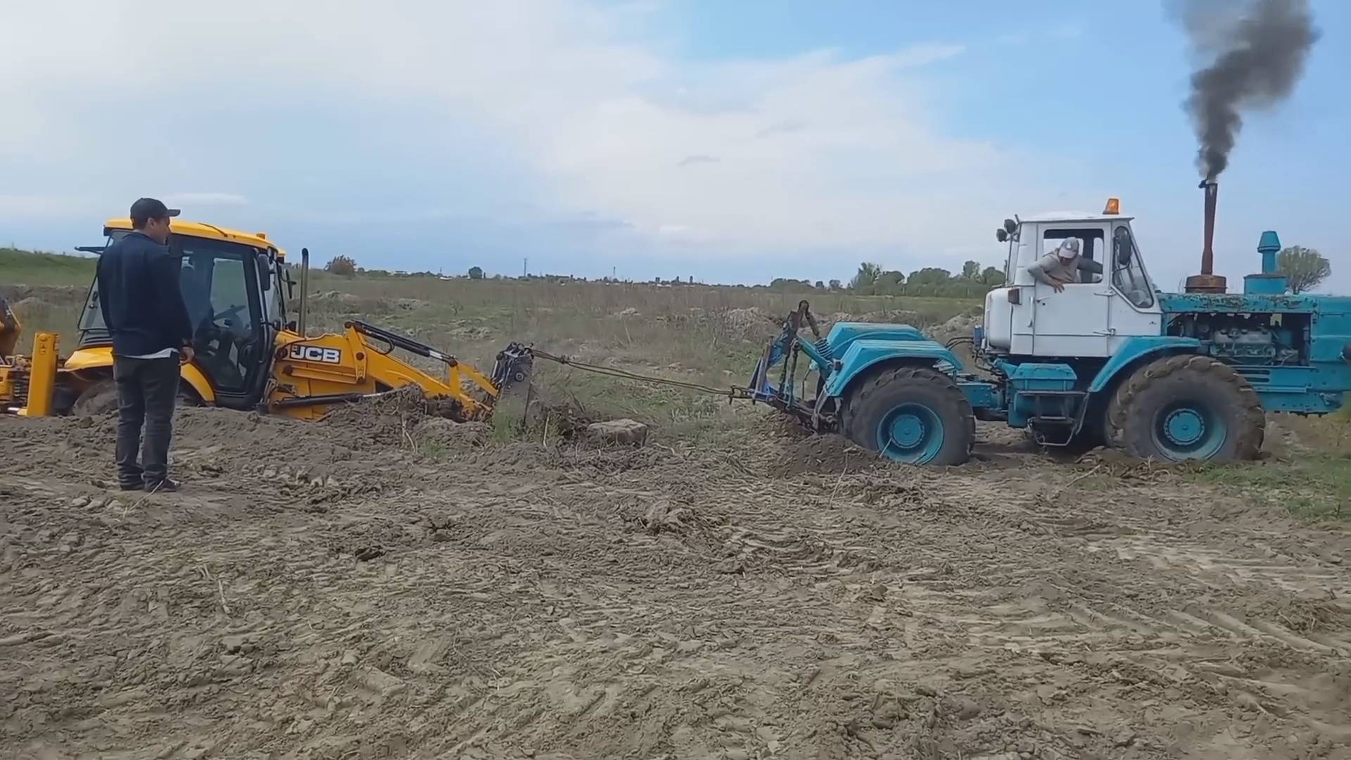 ВЫТАЩИТЬ ЗАСТРЯВШИЙ ТРАКТОР! смотреть онлайн