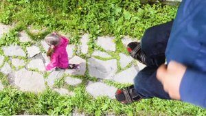 МАЛЫШЬ УВЕЛИЧИЛСЯ ДО ГИГАНТСКИХ РАЗМЕРОВ И ИГРАЕТ МАШИНКАМИ НА ПАРКОВКЕ КАК ИГРУШКАМИ.