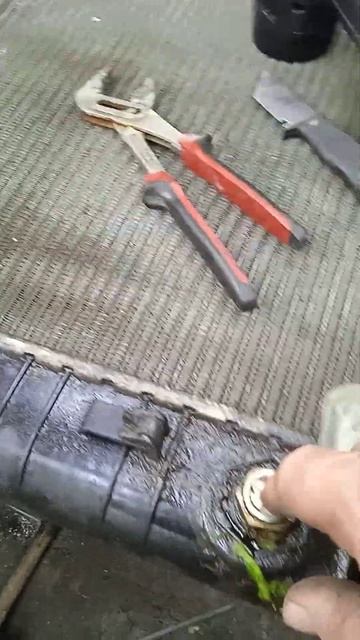 Сварка пластикового бачка радиатора Хаммер смотреть онлайн