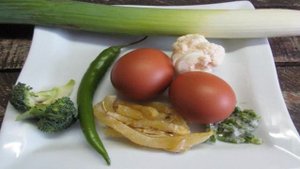 Быстрый завтрак из яйца с овощами