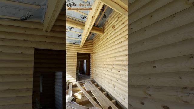 Одноэтажный дом из оцилиндрованного бревна с тремя спальнями и большой гостиной 120квм.