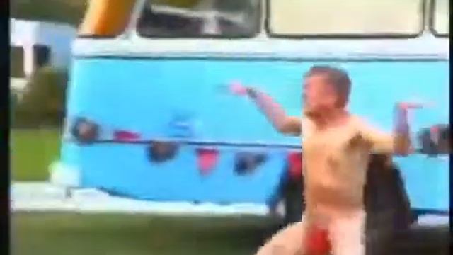 Обнажённый мужик танцует крабика смотреть онлайн