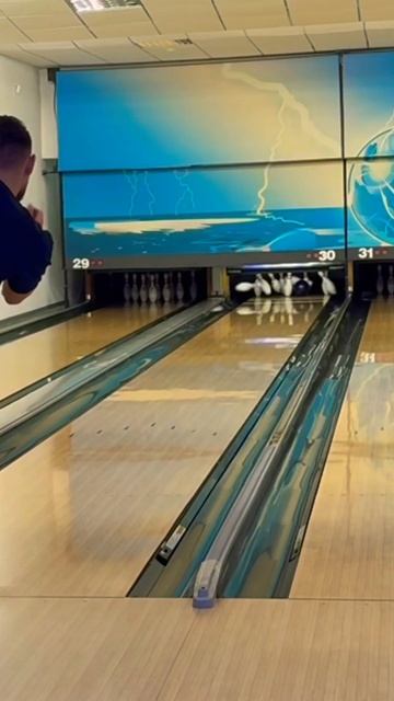 Красивый страйк и разлет кегль получился 😍🎳 смотреть онлайн