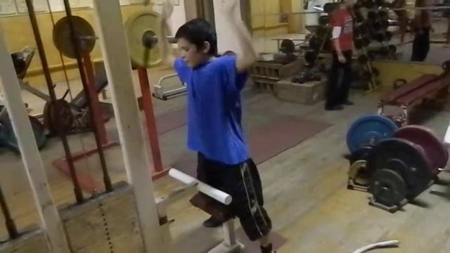 молодые штангисты тренируются.MOV смотреть онлайн