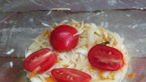 Квашеная капуста с помидором