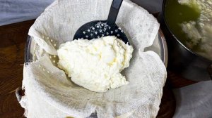 В кипящее молоко влейте кефир! В магазине больше не покупаю! Всего 2 ингредиента