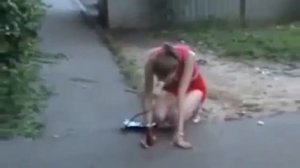 Drunk girl   Пьяная девушка добирается домой