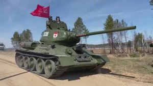 В Бурятии танк Т-34 привезли к дому ветерана-танкиста Ивана Голощапова