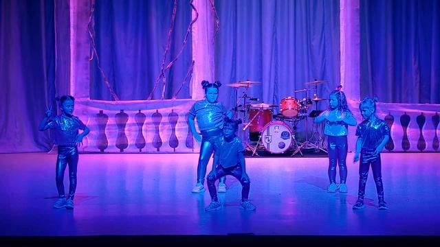 Бурундуки #бурундуки #детитанцуют #танцыдлядетей #хипхоп #современныетанцы #танцы #детизажигают смотреть онлайн