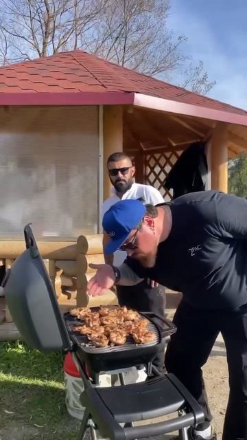 @golodniydjon @pavel.dubrovski @alex_gasss готовят курицу на портативном смотреть онлайн