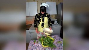 Бэтмен готовит салат цезарь