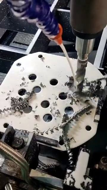 Работа сверлильного станка с ЧПУ для производства тру смотреть онлайн