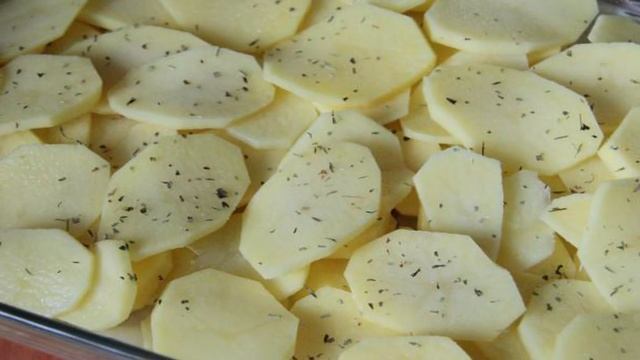Картофель в духовке под сыром