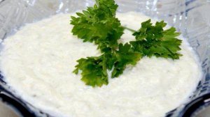 Белый соус с каперсами, оливками и чили