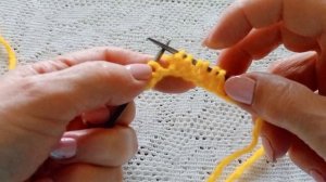 Плотный узор спицами только лицевыми и изнаночным петлями.