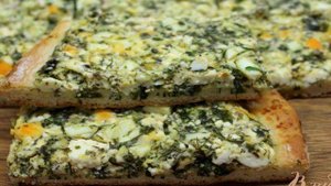 Дрожжевой пирог с брынзой, яйцом и зеленью
